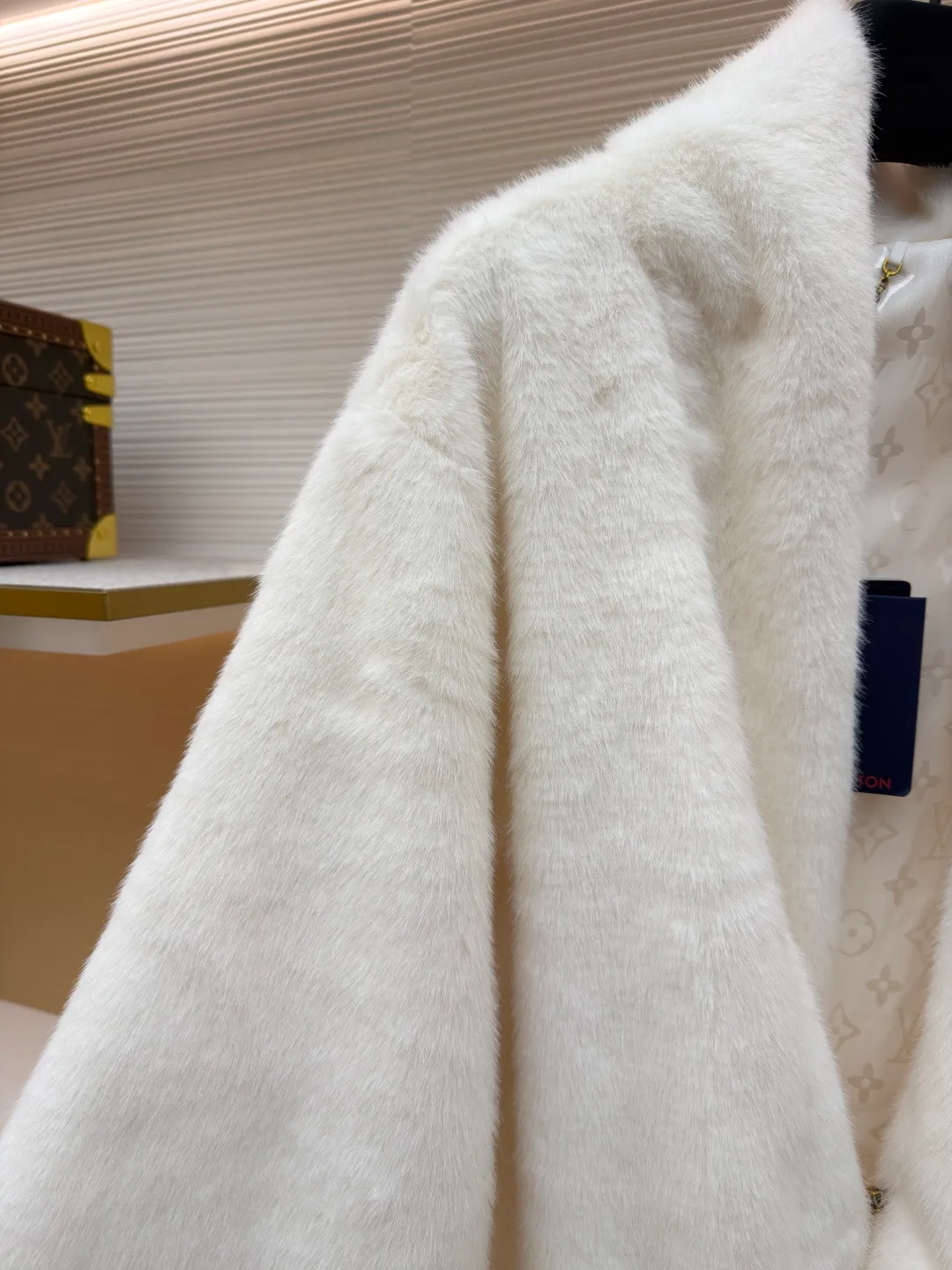 LOUIS VUITTON x Nigo joint mink fur V-neck kimono style fur ●Original version: 169000 purchased and developed ●Item number: 1681868-C30 ●Fabric: mink fur fabric ●Technology: Positioning cutting machine ●Color: white ●Version: version ●Weight: about 910 grams ●Size: 46-48-50-52 ●Description: - The fabric is made of high-quality North American mink hair, which is hand-sorted and screened to ensure uniform hair needle length and fluff density, smooth touch and strong luster. The tailoring adopts an unlined minimalist structure, and is stitched by hand to avoid stitching marks that damage the overall texture. The neckline is designed with a wide fold, and the edges are trimmed with invisible hand stitching, so that it drape naturally without being stiff. The cuffs are made of the same material and are furred, and a thin interlining is added on the inside to keep them fluffy and not easily deformed. The pockets are embedded in design, and the edges of the openings are hand-stitched to seamlessly connect with the texture of the body. The interior is equipped with the brand's exclusive satin lining, the label is fixed with a custom hanging chain, and the details reflect high-end craftsmanship standards. The overall wiring is straight and delicate, the fabric is comfortable and soft, and the color is consistent without color difference. It can be matched with the same style to create a fashionable look and control various occasions. Customized accessories, complete with three standards, same style for men and women!